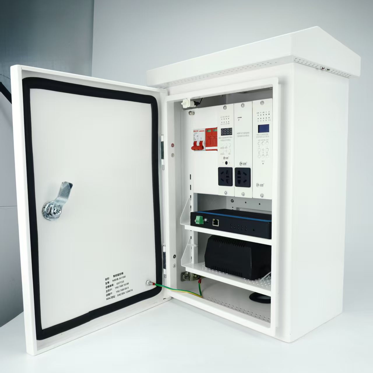 防水机箱,外尺寸:W350mm*H500mm*D220mm,冷轧钢板材质,静电喷塑防锈处理工艺,含防水圆锁,抱箍/壁挂安装件、安装螺丝、导轨、配电单元板/模块翻转框、1个设备层板,五位接地铜排;电源防雷:交流接入具有防浪涌保护功能,额定电压Un:220V,最大持续运行电压Uc:385V,标称放电电流In(8/20μs):10kA,最大放电max(8/20μs):20kA;保护水平Up(8/20μs):<1.2kV,响应时间≤25ns;智能重合闸:智能重合闸模块,三合1集成交流防雷、自动重合闸、交流分配、交流插座;交流AC220V输入、6路AC220V端子输出、含1路5孔插座,2路告警輸入;内置自动重合闸,额定电流16A,具有过压、欠压、过载、漏电保护,支持市电远程通电和断电功能;具有RS485通信,LED数字显示,支持本地操作与查看;12V5A电源模块:AC220V输入,≥3路220V端子输出,4路DC端子输出 防水机箱,外尺寸:W350mm*H500mm*D220mm,冷轧钢板材质,静电喷塑防锈处理工艺,含防水圆锁,抱箍/壁挂安装件、安装螺丝、导轨、配电单元板/模块翻转框、1个设备层板,五位接地铜排;电源防雷:交流接入具有防浪涌保护功能,额定电压Un:220V,最大持续运行电压Uc:385V,标称放电电流In(8/20μs):10kA,最大放电max(8/20μs):20kA;保护水平Up(8/20μs):<1.2kV,响应时间≤25ns;智能重合闸:智能重合闸模块,三合1集成交流防雷、自动重合闸、交流分配、交流插座;交流AC220V输入、6路AC220V端子输出、含1路5孔插座,2路告警輸入;内置自动重合闸,额定电流16A,具有过压、欠压、过载、漏电保护,支持市电远程通电和断电功能;具有RS485通信,LED数字显示,支持本地操作与查看;12V5A电源模块:AC220V输入,≥3路220V端子输出,4路DC端子输出