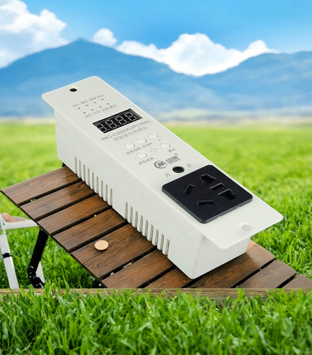 防水机箱,外尺寸:W350mm*H500mm*D220mm,冷轧钢板材质,静电喷塑防锈处理工艺,含防水圆锁,抱箍/壁挂安装件、安装螺丝、导轨、配电单元板/模块翻转框、1个设备层板,五位接地铜排;电源防雷:交流接入具有防浪涌保护功能,额定电压Un:220V,最大持续运行电压Uc:385V,标称放电电流In(8/20μs):10kA,最大放电max(8/20μs):20kA;保护水平Up(8/20μs):<1.2kV,响应时间≤25ns;智能重合闸:智能重合闸模块,三合1集成交流防雷、自动重合闸、交流分配、交流插座;交流AC220V输入、6路AC220V端子输出、含1路5孔插座,2路告警輸入;内置自动重合闸,额定电流16A,具有过压、欠压、过载、漏电保护,支持市电远程通电和断电功能;具有RS485通信,LED数字显示,支持本地操作与查看;12V5A电源模块:AC220V输入,≥3路220V端子输出,4路DC端子输出 防水机箱,外尺寸:W350mm*H500mm*D220mm,冷轧钢板材质,静电喷塑防锈处理工艺,含防水圆锁,抱箍/壁挂安装件、安装螺丝、导轨、配电单元板/模块翻转框、1个设备层板,五位接地铜排;电源防雷:交流接入具有防浪涌保护功能,额定电压Un:220V,最大持续运行电压Uc:385V,标称放电电流In(8/20μs):10kA,最大放电max(8/20μs):20kA;保护水平Up(8/20μs):<1.2kV,响应时间≤25ns;智能重合闸:智能重合闸模块,三合1集成交流防雷、自动重合闸、交流分配、交流插座;交流AC220V输入、6路AC220V端子输出、含1路5孔插座,2路告警輸入;内置自动重合闸,额定电流16A,具有过压、欠压、过载、漏电保护,支持市电远程通电和断电功能;具有RS485通信,LED数字显示,支持本地操作与查看;12V5A电源模块:AC220V输入,≥3路220V端子输出,4路DC端子输出